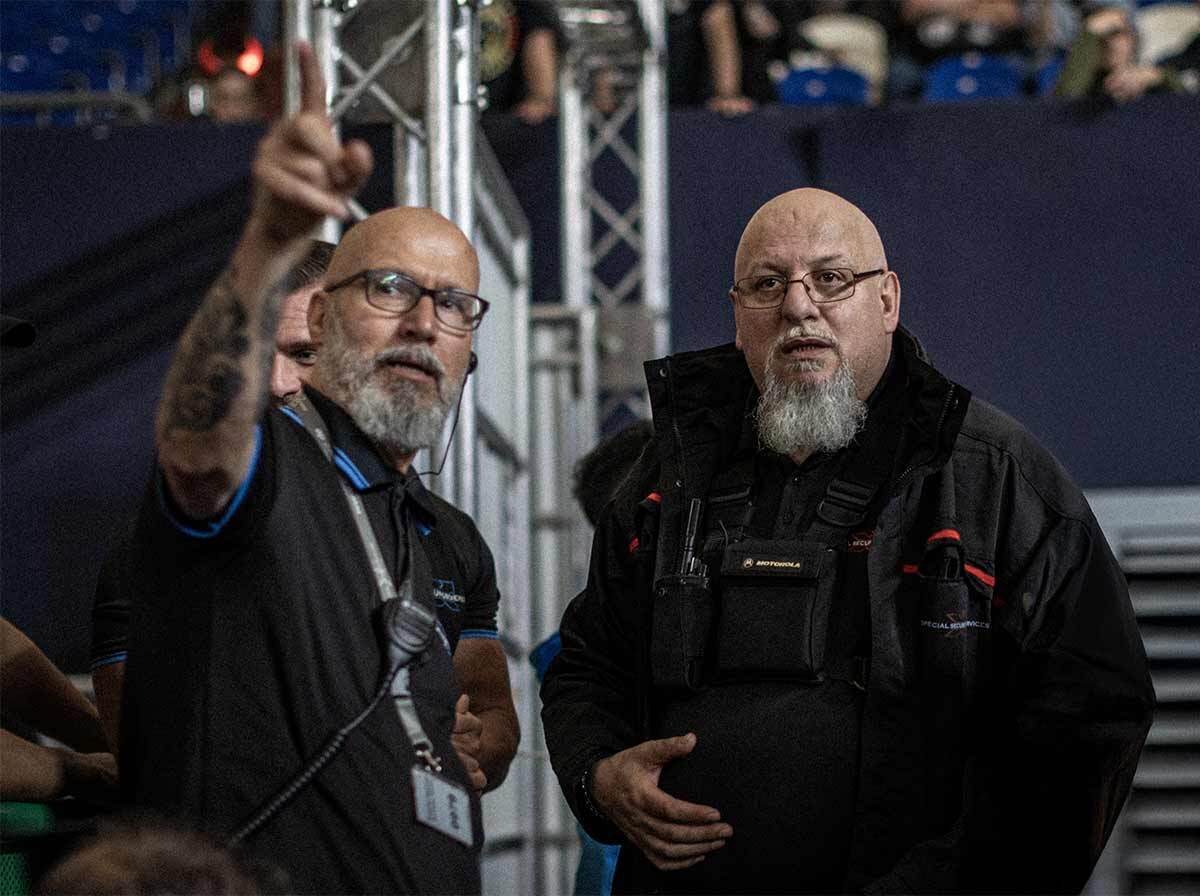 Zwei Mitarbeiter des Veranstaltungssicherheitsdienstes besprechen die Lage